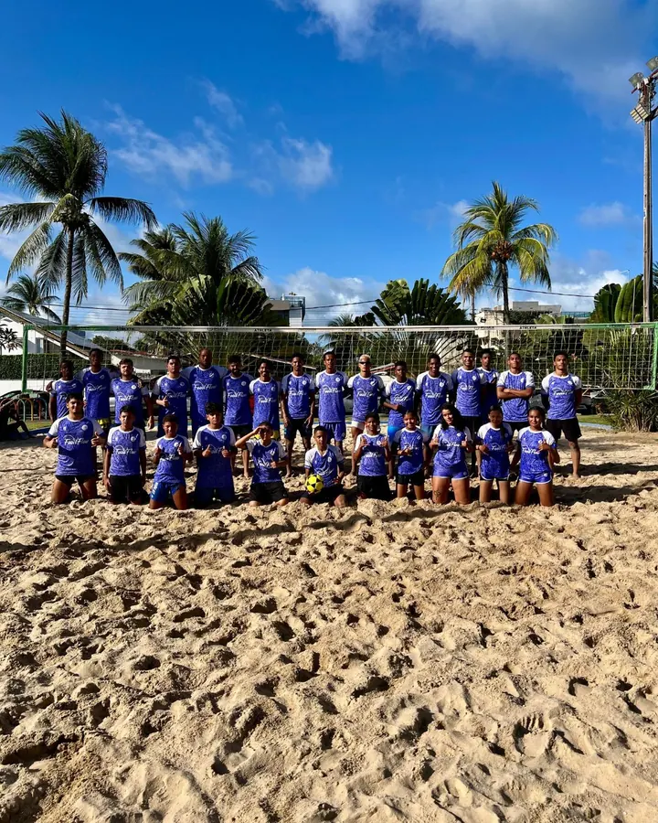 Turma do CT Aciolly treinando futevôlei em Porto de Galinhas